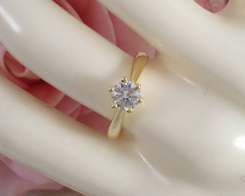 Vintage Schmuck Gelbgold Ring Mit Weißen Saphir Solitär Antike Art-Deco-Kleid Kleine Größe O Vintage Schmuck Gelbgold Ring Mit Weißen Saphir Solitär Antike Art-Deco-Kleid Kleine Größe O von Roseworthysvintage