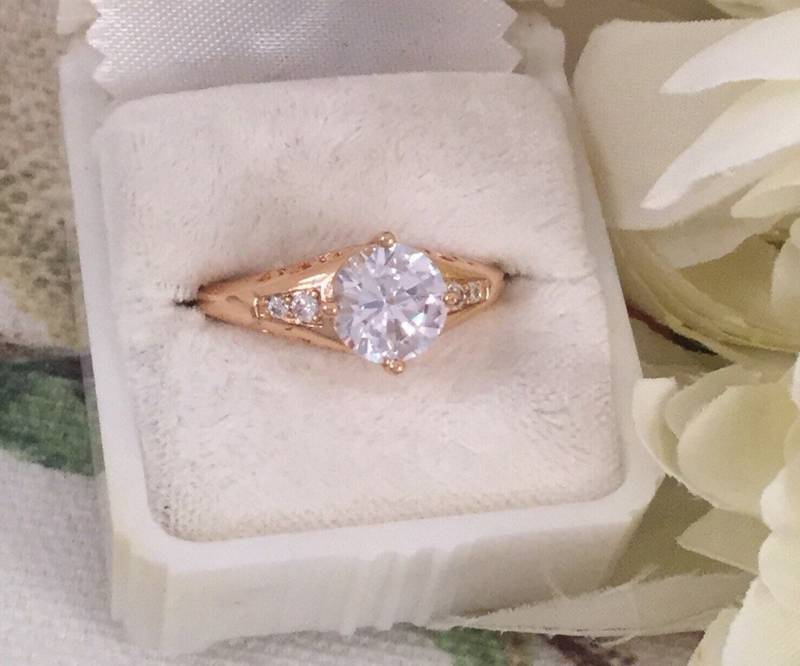 Vintage Schmuck Gelbgold Ring Mit Weißen Saphiren Antik Art Deco Kleid Kleiner Größe 6 Oder L 1/2 Vintage Schmuck Gelbgold Ring Mit Weißen Saphiren Antik Art Deco Kleid Kleiner Größe 6 Oder L 1/2 von Roseworthysvintage