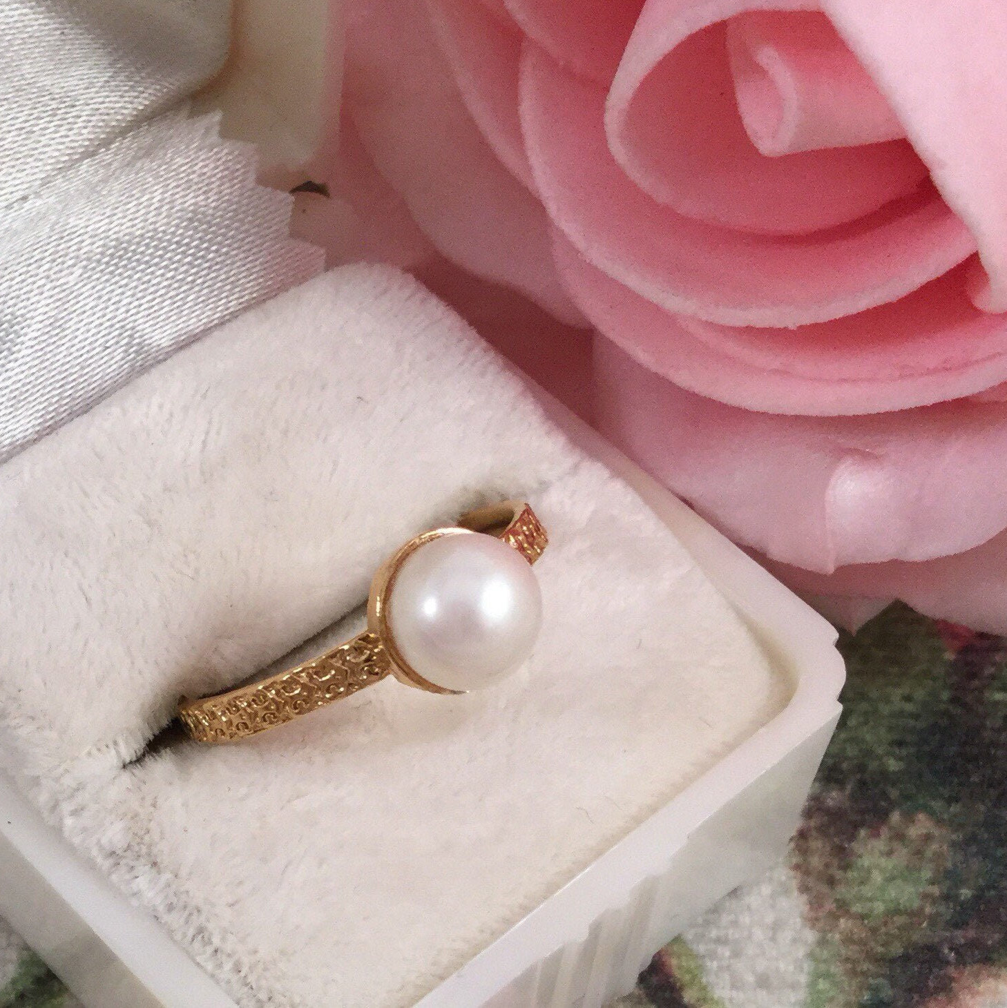Vintage Schmuck Gelbgold Ring Mit Weißer Südsee Perle Antik Art Deco Kleid Kleiner Größe 7 Oder O Love Herz Band von Roseworthysvintage