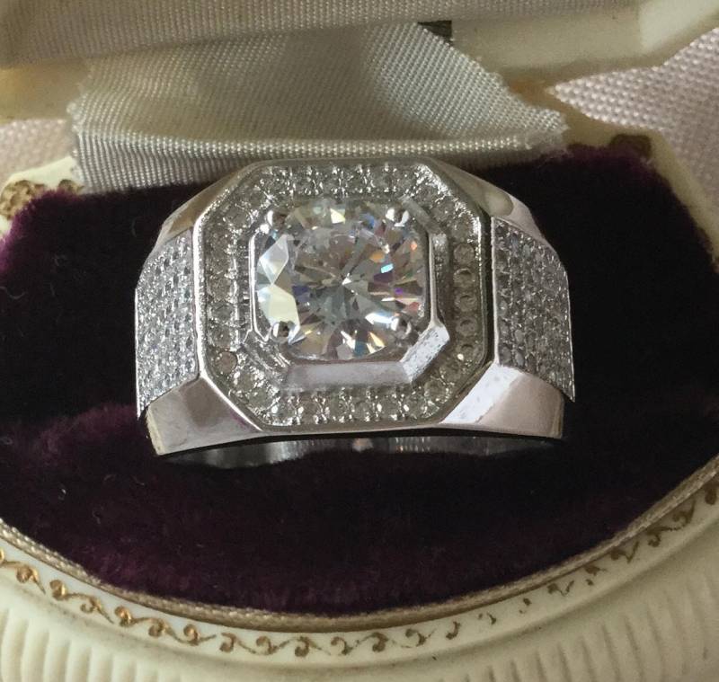 Vintage Schmuck Großer Weißgold Ring Mit Saphiren Antik Art Deco Kleid Sehr Groß Extra Größe 13 Vintage Schmuck Großer Weißgold Ring Mit Saphiren Antik Art Deco Kleid Sehr Groß Extra Größe 13 von Roseworthysvintage