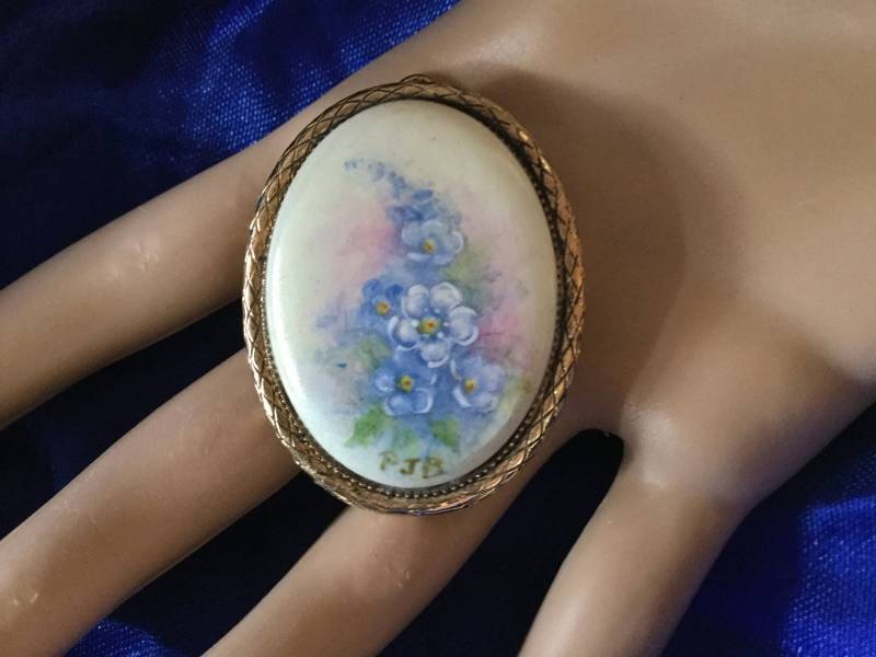 Vintage Schmuck Handbemalte Keramik Porzellan China Brosche Pin Anhänger in Goldrahmen Mit Gemalten Blauen Blumen Signiert Vintage Schmuck Handbemalte Keramik Porzellan China Brosche Pin Anhänger in Goldrahmen Mit Gemalten Blauen Blumen Signiert von Roseworthysvintage