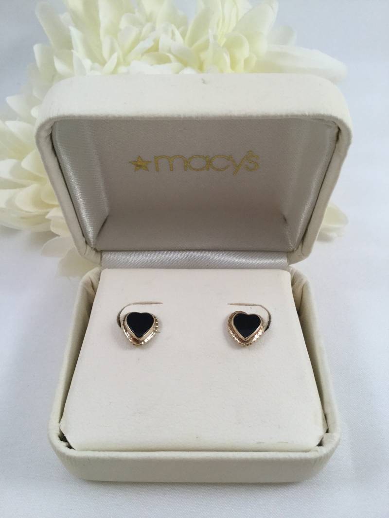 Vintage Schmuck Macy Es New York Gold Herz Ohrringe Mit Schwarzen Saphiren Liebe in Original-Box Vintage Schmuck Macy Es New York Gold Herz Ohrringe Mit Schwarzen Saphiren Liebe in Original-Box von Roseworthysvintage