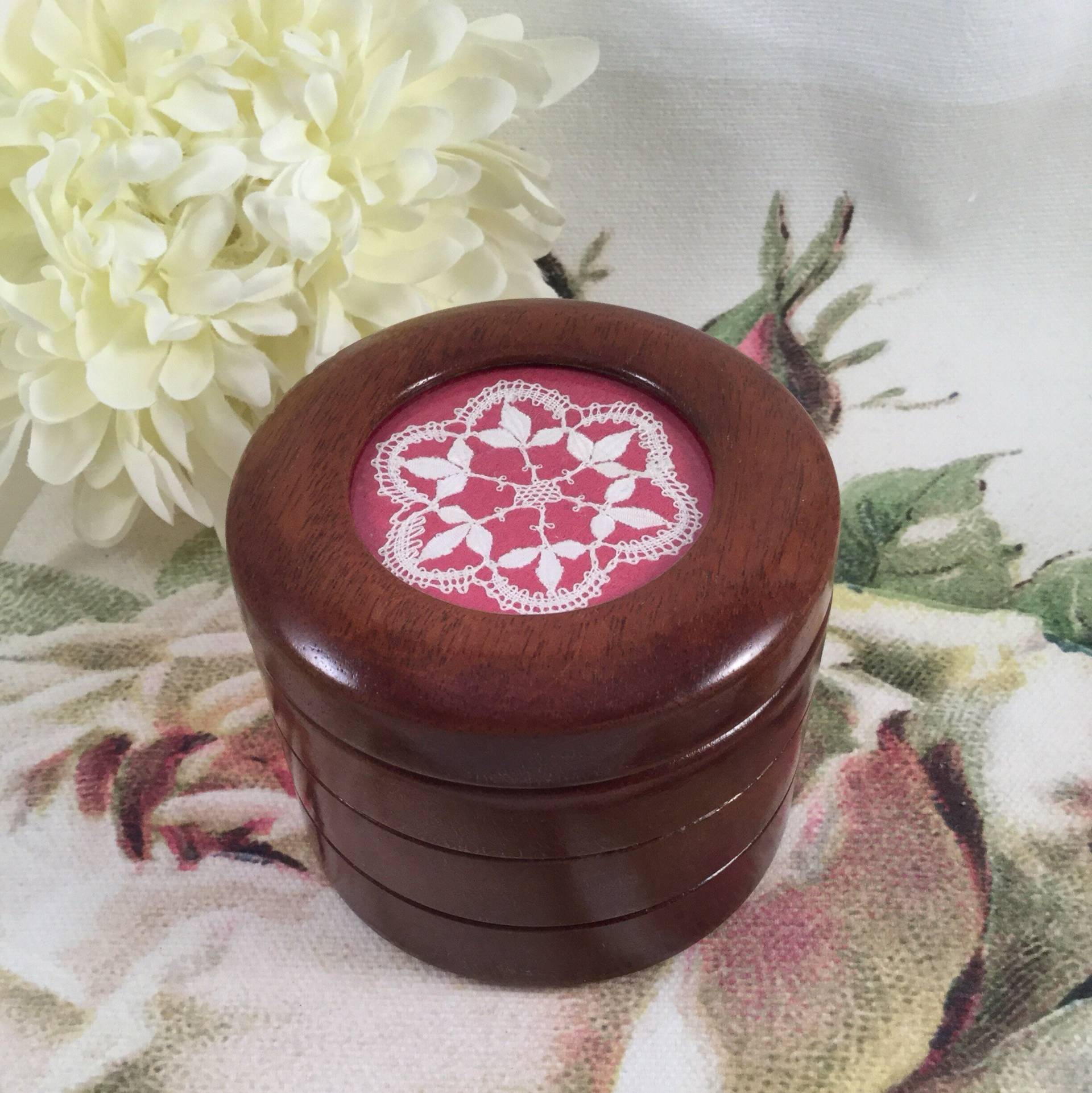 Vintage Schmuck Schmuckkästchen Holz Gedreht Topf Mit Deckel Antiker Spitze Deckchen Stück Einsatz Pin Nähen Quilting Stickerei Vintage Schmuck Schmuckkästchen Holz Gedreht Topf Mit Deckel Antiker Spitze Deckchen Stück Einsatz Pin Nähen Quilting Stickerei von Roseworthysvintage