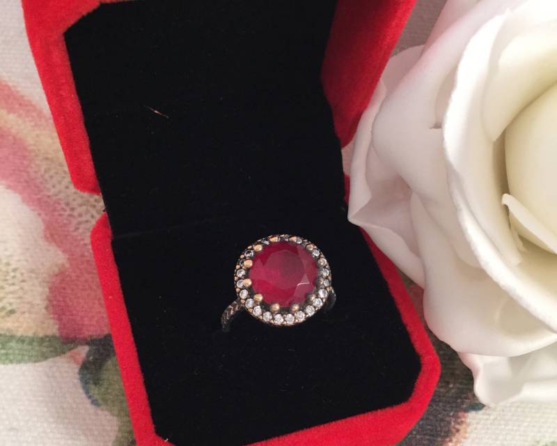 Vintage Schmuck Sterling Silber Gelbgold Ring Mit Rubin Und Weiß Saphire Antide-Deco-Schmuck Kleid Größe N Vintage Schmuck Sterling Silber Gelbgold Ring Mit Rubin Und Weiß Saphire Antide-Deco-Schmuck Kleid Größe N von Roseworthysvintage