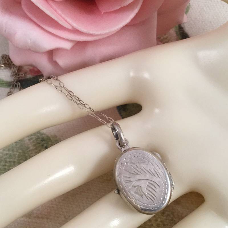 Vintage Schmuck Sterling Silber Geprägt Medaillon Anhänger Auf Kette Halskette Vintage Schmuck Sterling Silber Geprägt Medaillon Anhänger Auf Kette Halskette von Roseworthysvintage