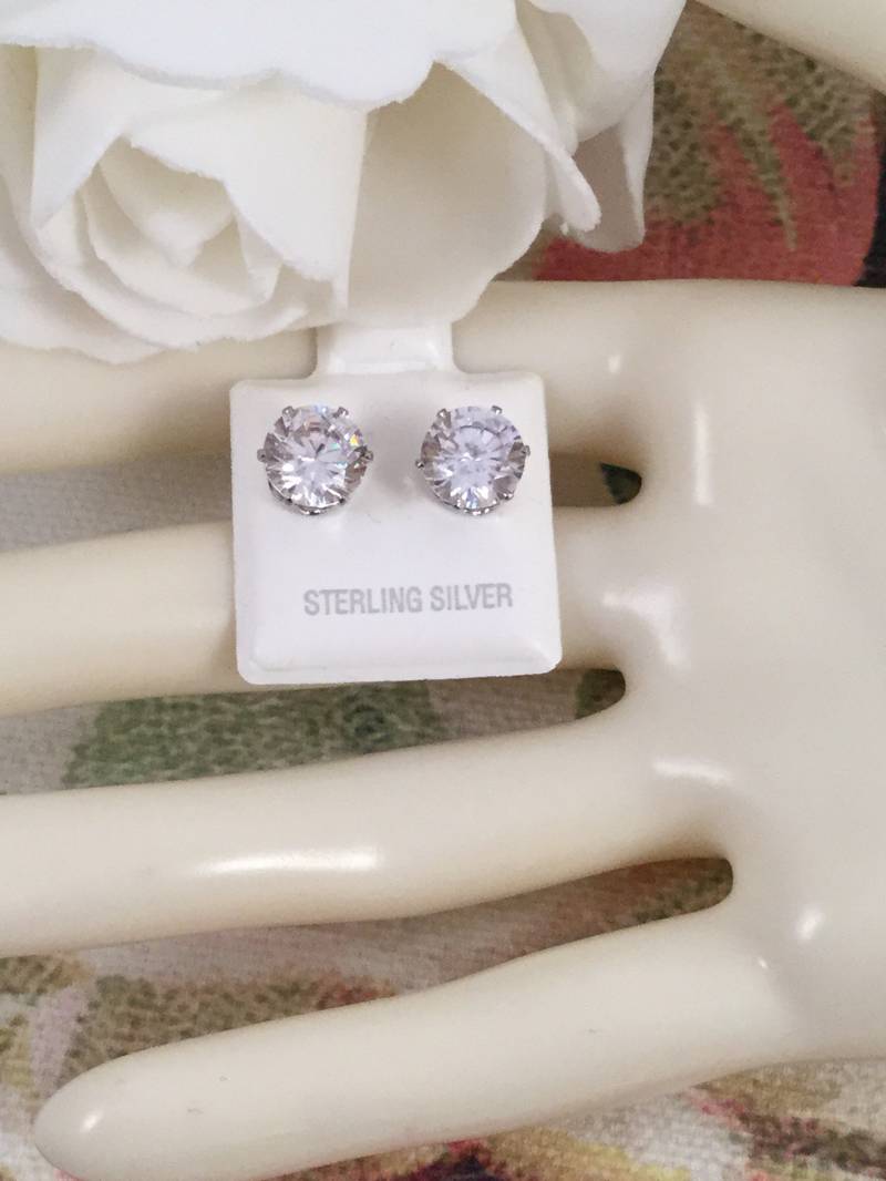 Vintage-Schmuck Sterling Silberohrringe Mit Runden Weißen Saphiren Mid Century Schmuck Ohr Ringe Vintage-Schmuck Sterling Silberohrringe Mit Runden Weißen Saphiren Mid Century Schmuck Ohr Ringe von Roseworthysvintage