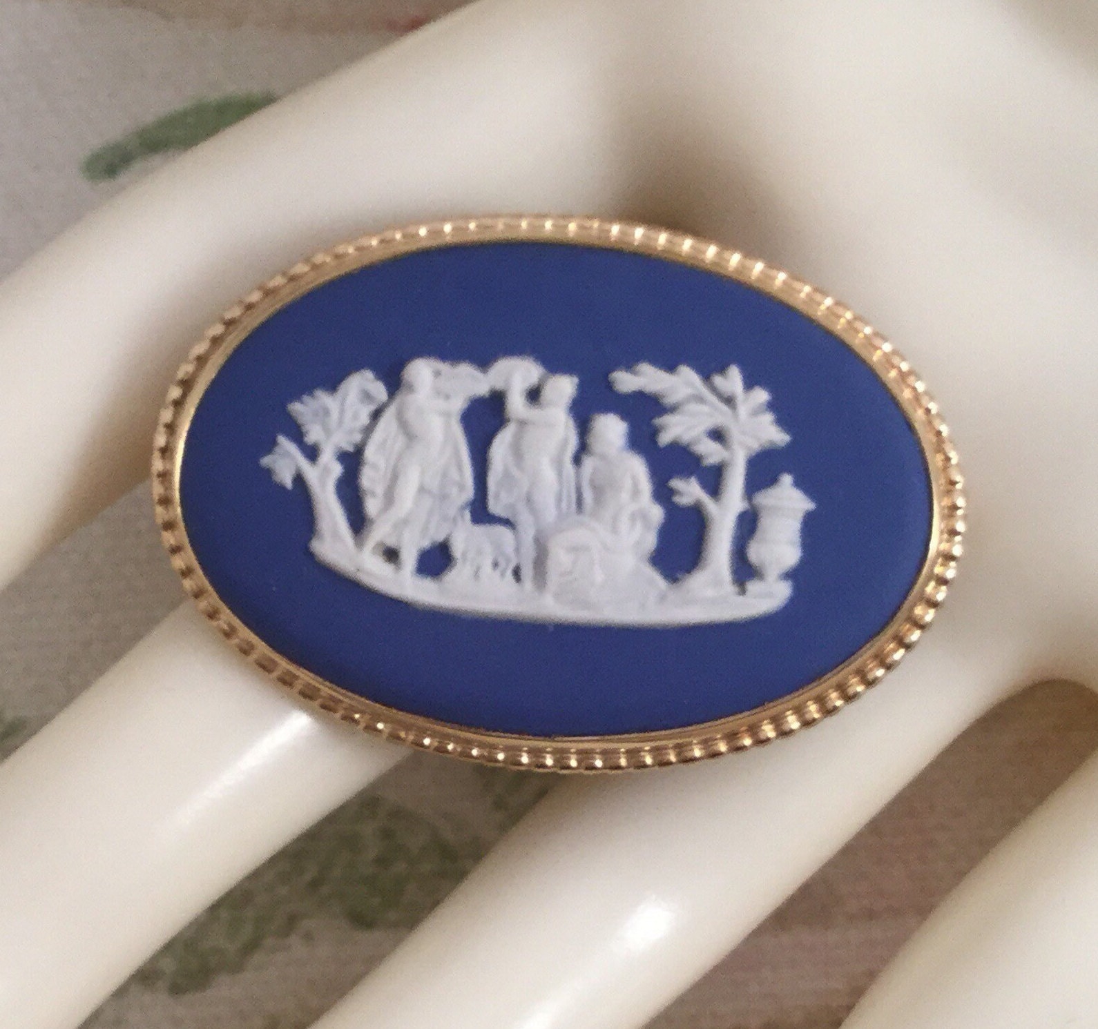 Vintage Schmuck Wedgwood Gold Brosche Pin Antik Portland Blau Jaspisware Für Schal Mantel Hut Oder Kleid von Roseworthysvintage