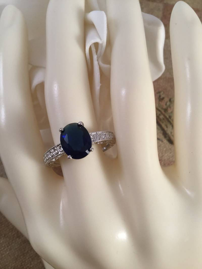 Vintage Schmuck Weiß Gold Ring Dunkelblau Saphir Geprägte Liebe Herzen Band Antik Art Deco Kleid Mittelgroß Größe 8 Oder Q Vintage Schmuck Weiß Gold Ring Dunkelblau Saphir Geprägte Liebe Herzen Band Antik Art Deco Kleid Mittelgroß Größe 8 Oder Q von Roseworthysvintage