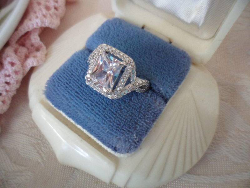 Vintage Schmuck Weißgold Heiligenschein Ring Mit Weißen Saphiren Antik Art Deco Kleid Kleiner Größe 6 Vintage Schmuck Weißgold Heiligenschein Ring Mit Weißen Saphiren Antik Art Deco Kleid Kleiner Größe 6 von Roseworthysvintage