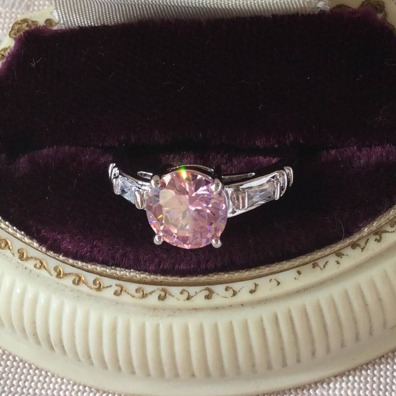 Vintage Schmuck Weißgold Ring Mit Rosa Und Weißen Saphiren Antik Art Deco Mittlerer Bis Großer Größe P Vintage Schmuck Weißgold Ring Mit Rosa Und Weißen Saphiren Antik Art Deco Mittlerer Bis Großer Größe P von Roseworthysvintage