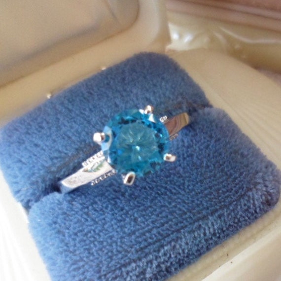 Vintage Schmuck Weißgold Ring Mit Rundem Topas Blau Stein Antik Art Deco Kleid Kleiner Größe 6 Vintage Schmuck Weißgold Ring Mit Rundem Topas Blau Stein Antik Art Deco Kleid Kleiner Größe 6 von Roseworthysvintage