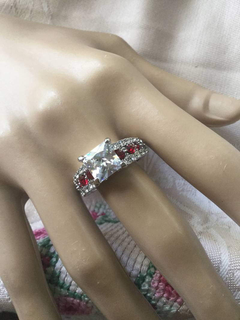 Vintage Schmuck Weißgold Ring Mit Saphiren Und Rubinen Antik Art Deco Kleid Großer Größe 9 Oder S Vintage Schmuck Weißgold Ring Mit Saphiren Und Rubinen Antik Art Deco Kleid Großer Größe 9 Oder S von Roseworthysvintage