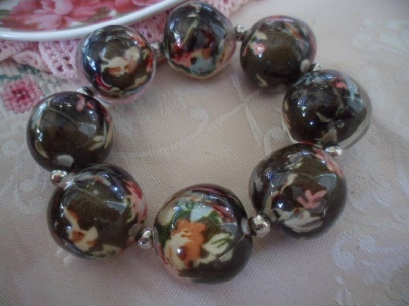 Vintage Schwarz Floral Seide Lucite Perle Armband Vintage Schwarz Floral Seide Lucite Perle Armband von Roseworthysvintage