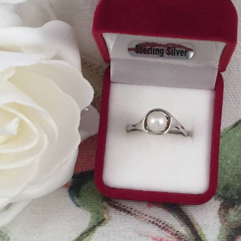 sterlingsilberring Mit Weißen South Sea Pearl Willie Creek Perlen Schmuck Broome Wa Australien Ring Größe 7 Oder O sterlingsilberring Mit Weißen South Sea Pearl Willie Creek Perlen Schmuck Broome Wa Australien Ring Größe 7 Oder O von Roseworthysvintage