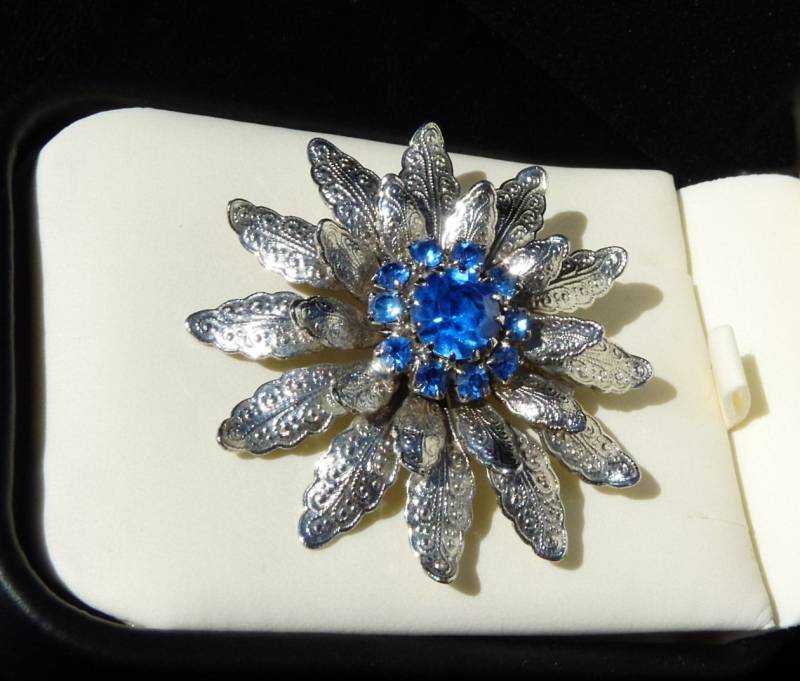 Vintage Blaue Strass Geprägte Blumen Brosche von RoseyTomorrows