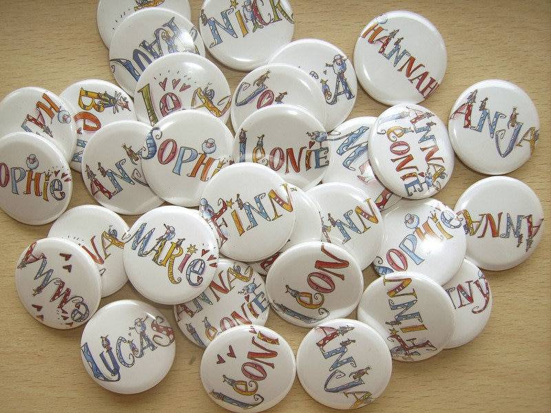 Namensbutton Mit Illustriertem Namen, Ø 25mm, Sicherheitsnadel, Rosirosinchen von RosiRosinchen