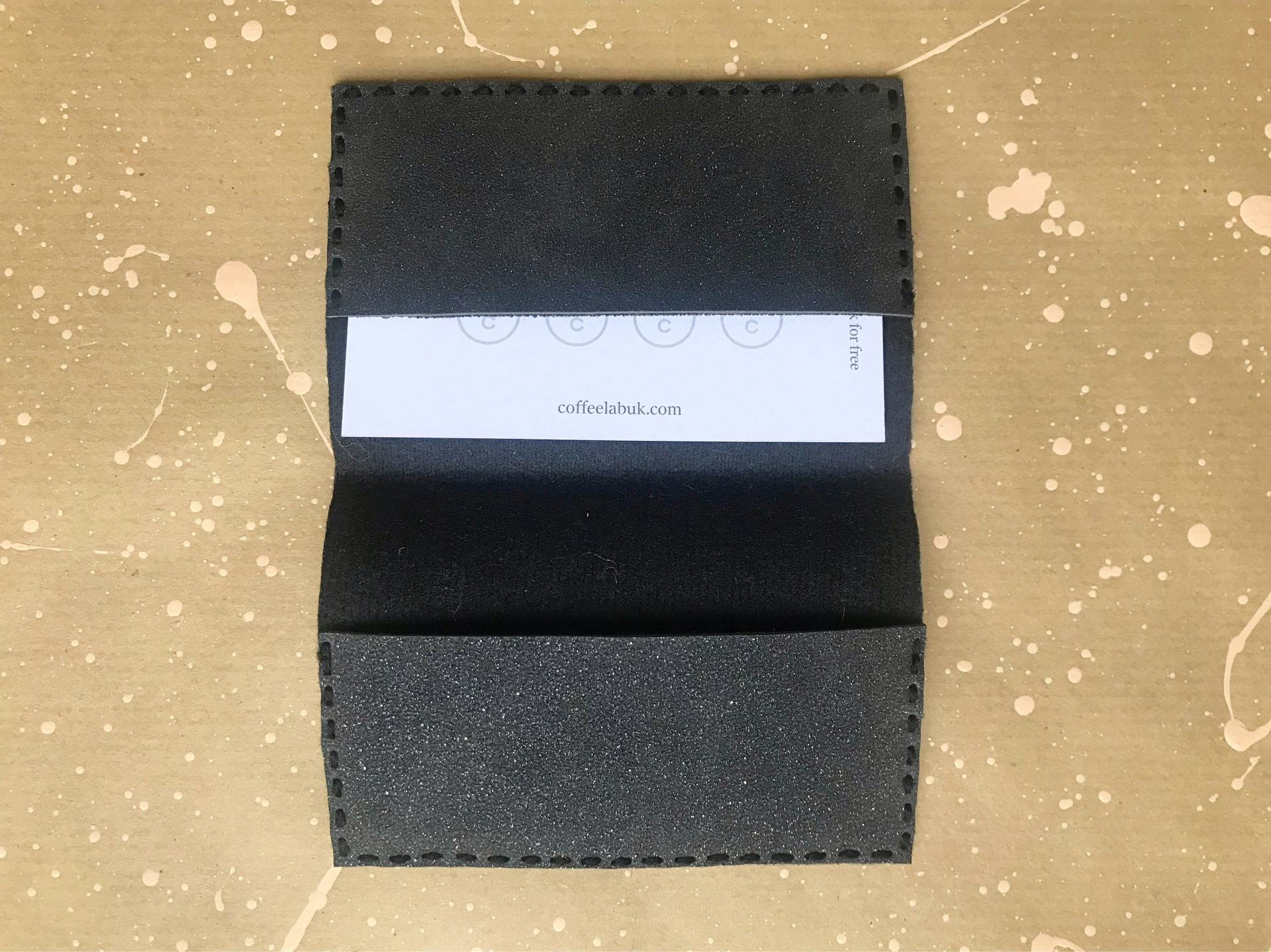 Schwarz Glitzer Von Hand Genäht, Handarbeit Faux Wildleder/Vegan Kartenhalter Brieftasche/Karte Schwarz Glitzer Von Hand Genäht, Handarbeit Faux Wildleder/Vegan Kartenhalter Brieftasche/Karte von RosieInk