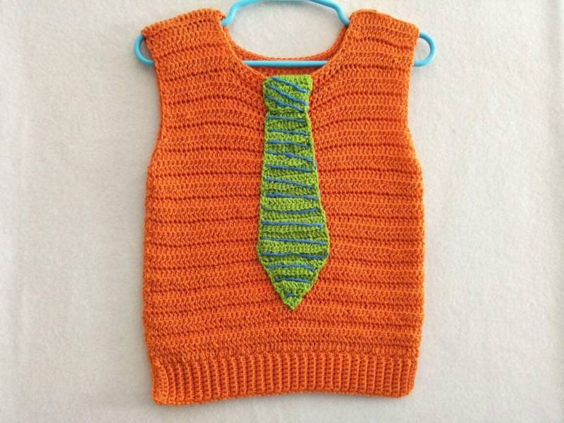Kleiner Junge Orange Krawatte Weste von RosiesBabyCrochet