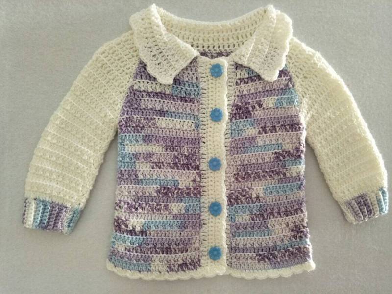 Lila Blumen Baby Mädchen Pullover Set von RosiesBabyCrochet