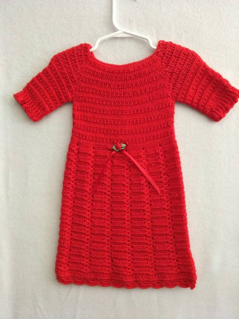 Rubinrotes Babykleid Mit Schleife Und Rose Passendem Stirnband von RosiesBabyCrochet