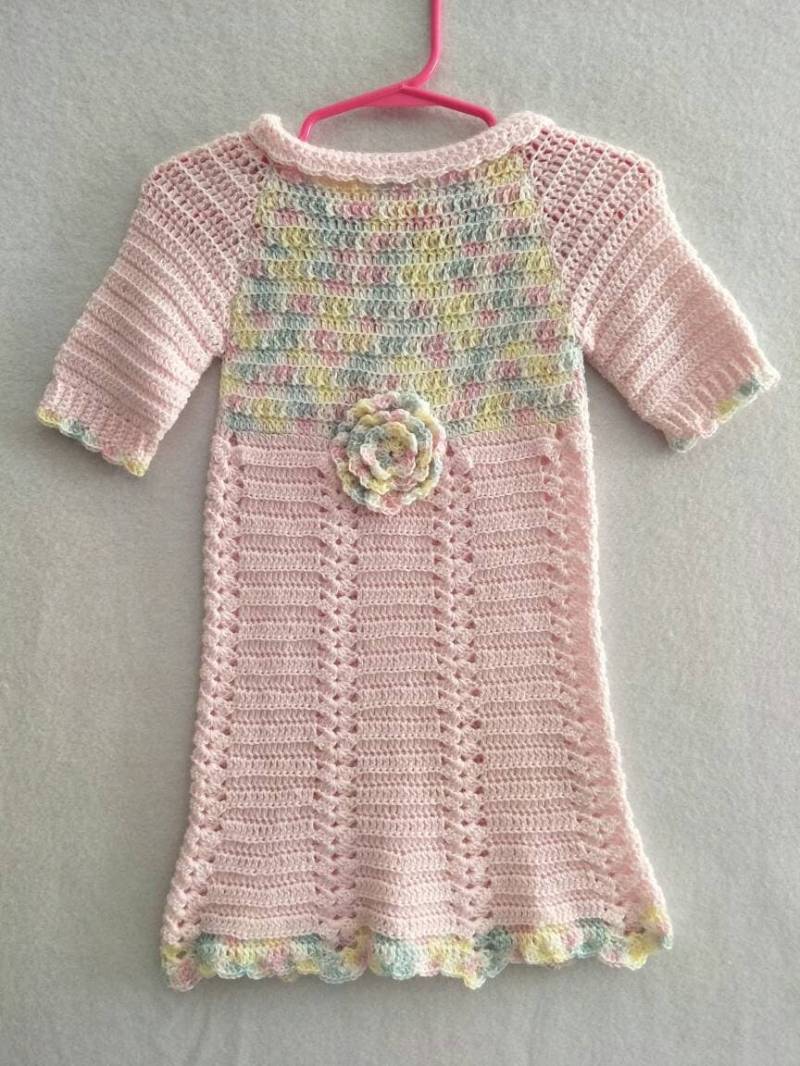 Wunderschönes Rosa Kleid Mit Blumen Set von RosiesBabyCrochet