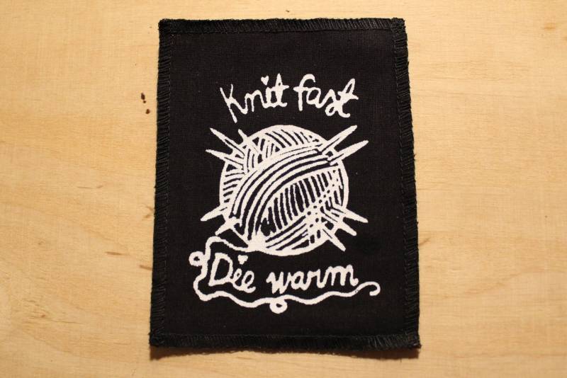 Knit Fast Die Warm - Siebdruck-Patch Zum Aufnähen von RoskaArt