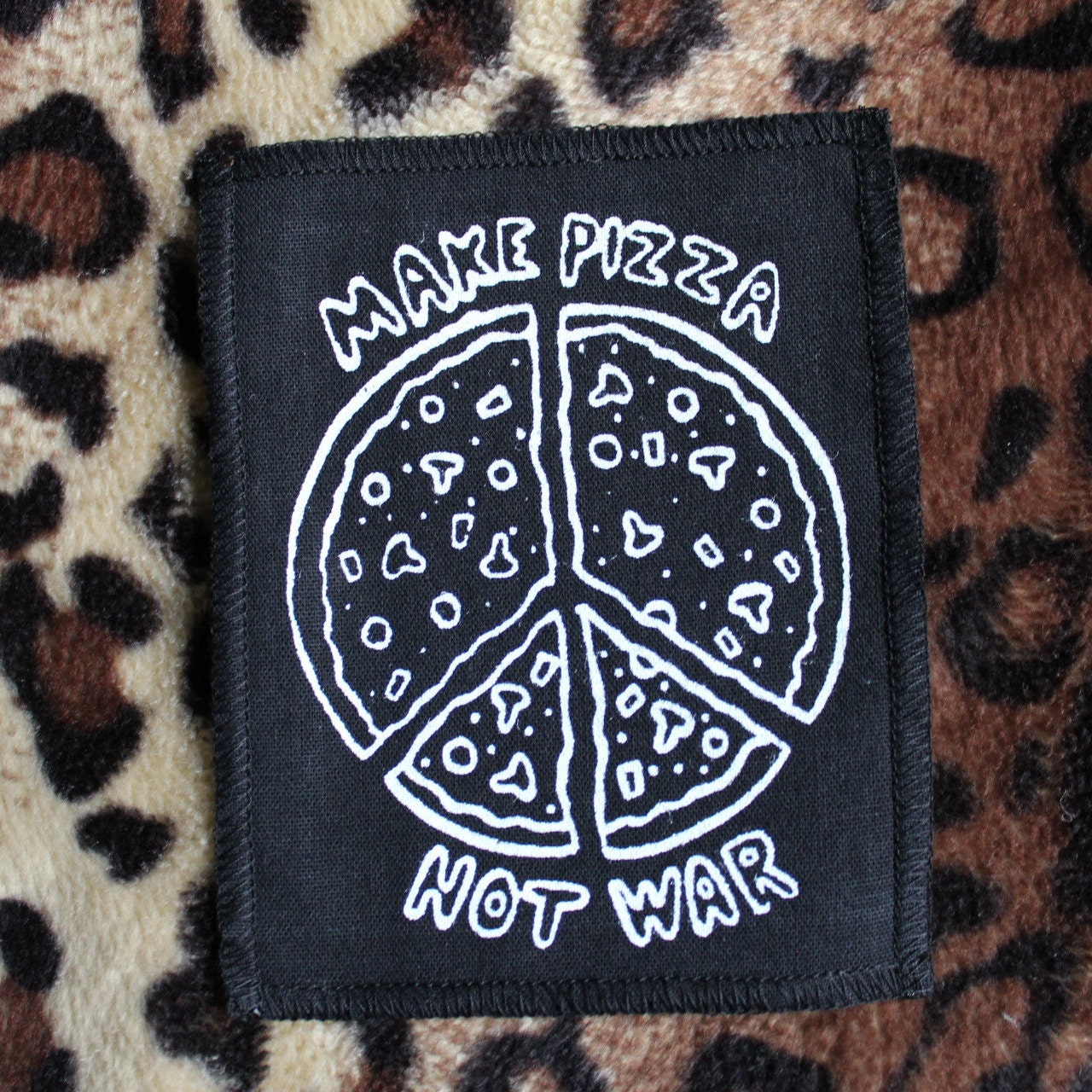 Make Pizza Not War - Handgedruckter Patch Zum Aufnähen Make Pizza Not War - Handgedruckter Patch Zum Aufnähen von RoskaArt