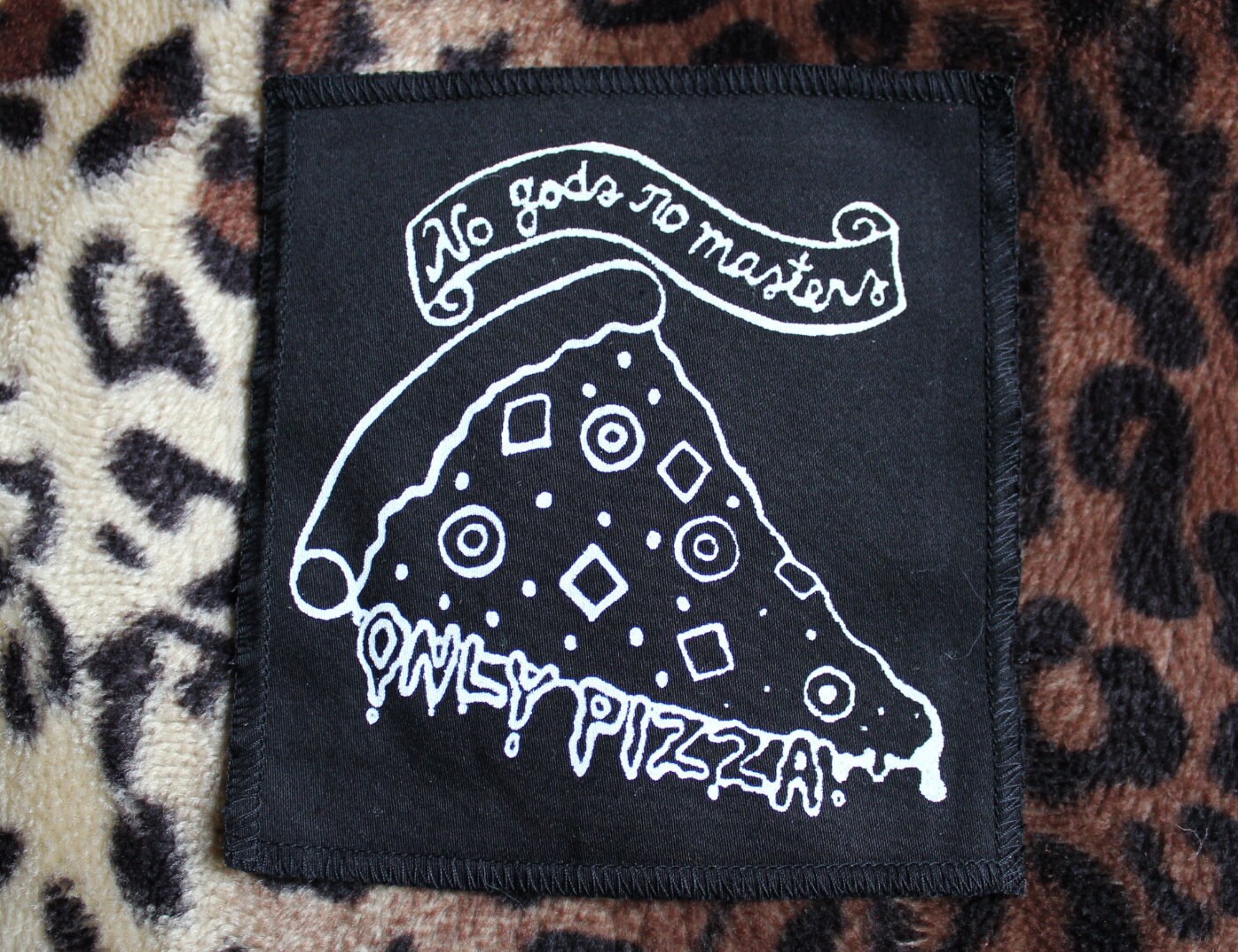 No Gods No Masters Only Pizza - Siebdruckaufnäher Zum Aufnähen von RoskaArt