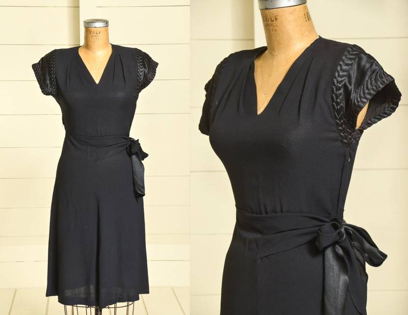 1940Er Jahre Rayon-Deco-Kleid Seide Genähte Ärmel Gürtel Cocktailkleid von RoslynTrading
