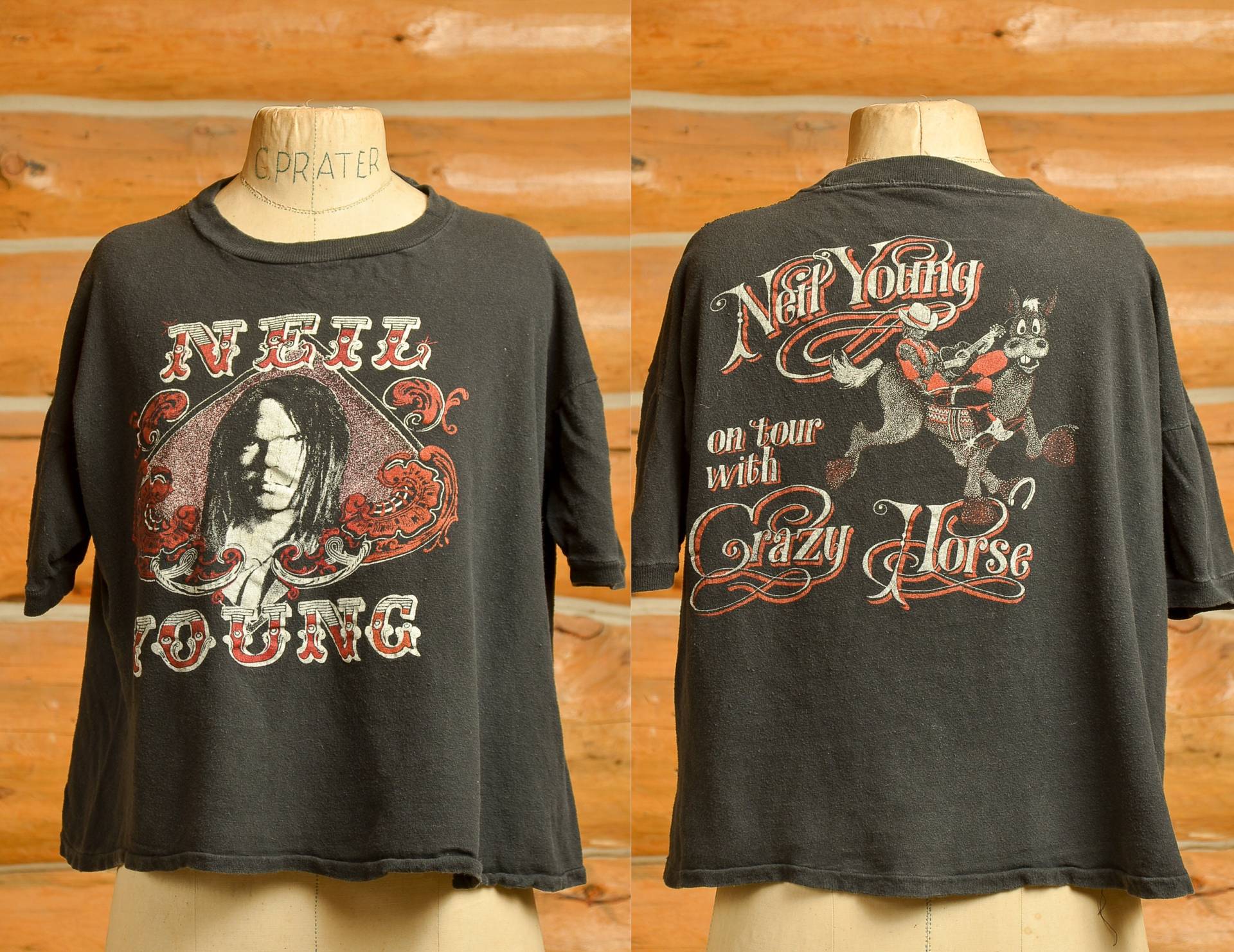 1970Er Jahre Neil Young Und Crazy Horse Black Cotton Front Back Print T-Shirt von RoslynTrading