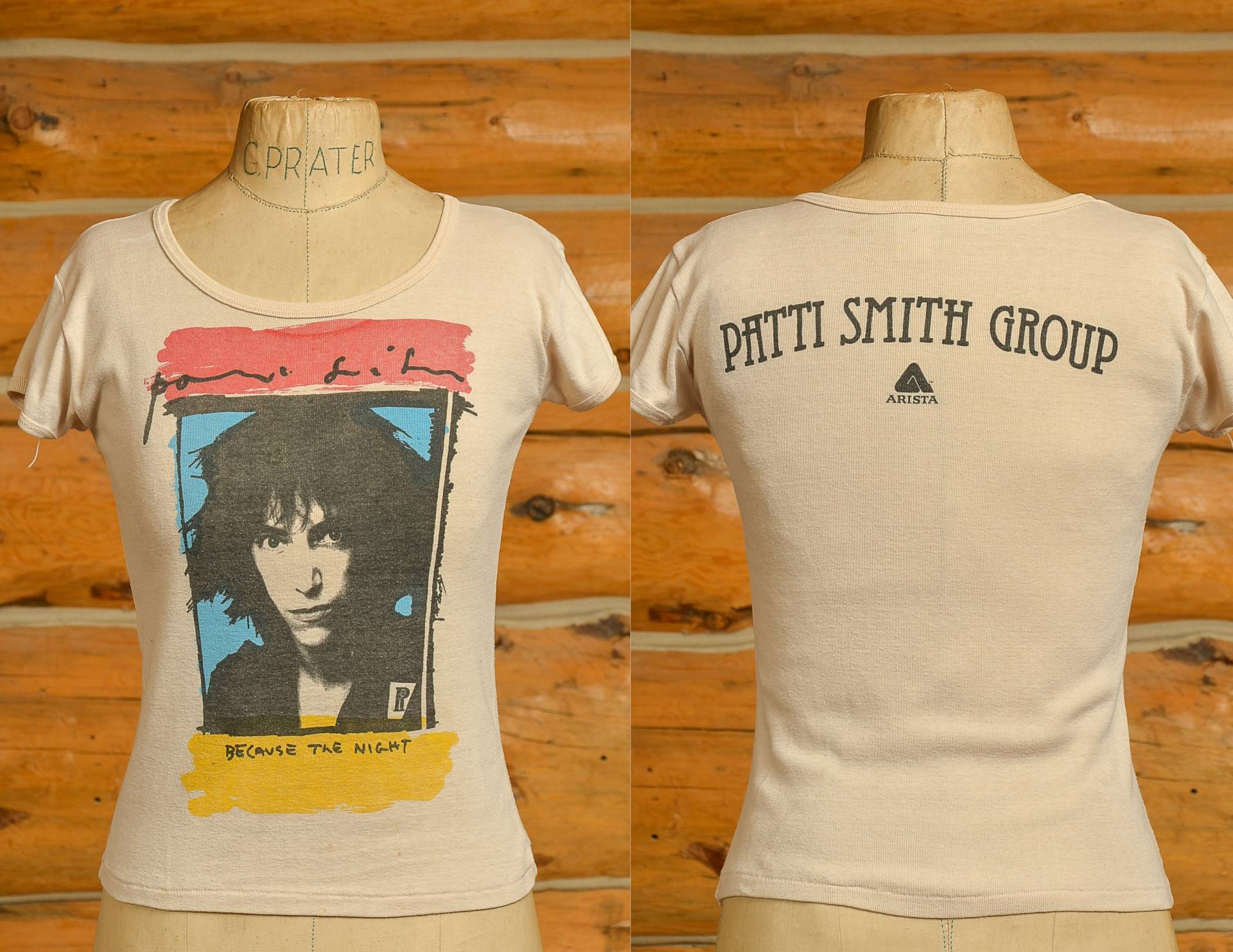 1970Er Jahre Patti Smith Group Weil Die Nacht Vorder - Und Rückseite Bedrucktes Baumwoll-T-Shirt von RoslynTrading