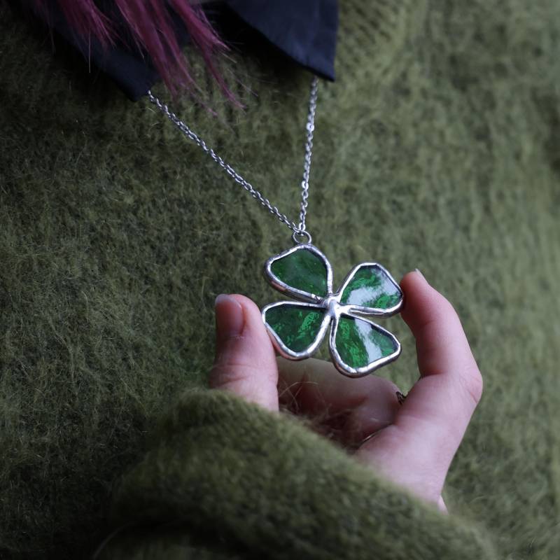 Glasmalerei-Klee-Anhänger | Glücks-Kleeblatt-Halskette Geschenk Zum St. Patricks Day von Roslynka