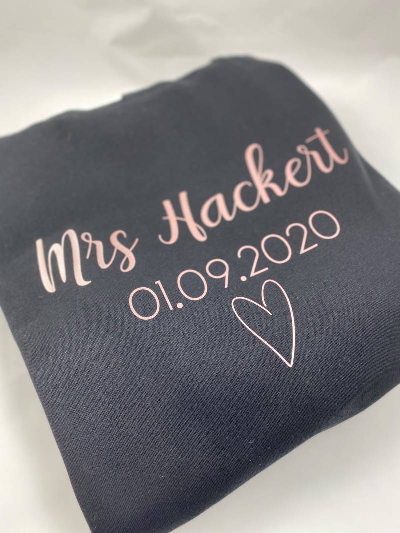 Wifey Hoody | Mr & Mrs Pullover Mit Hochzeitsdatum von Rosmarinparty