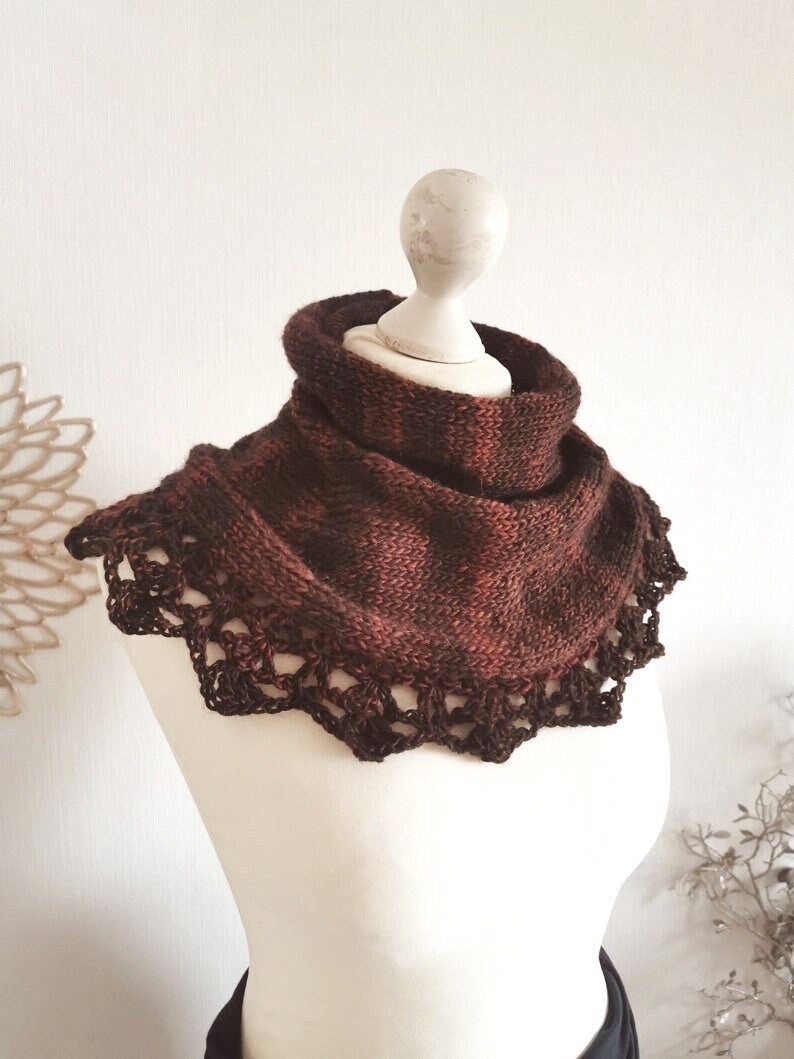 Beanie Und Loopschal, Schalkragen, Damen Mütze Gestrickt, Loop Mit Häkelspitze Rot Braun, Halstuch Schal, Schlauchschal Buff, Farbverlauf von RosnicDesign
