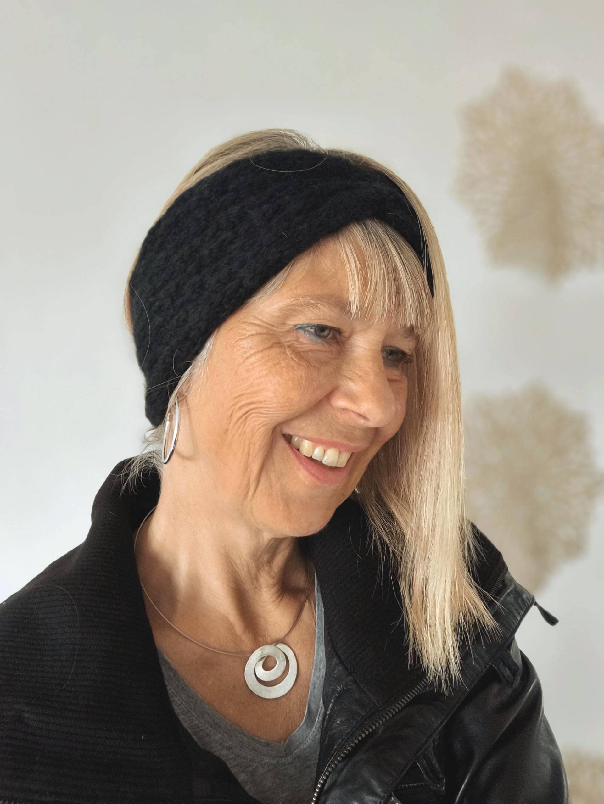 Damen Stirnband Creme Schwarz, Gestricktes Haarband Kratzfrei, Knotenstirnband, Alpaka Mit Knoten, Breites Twist Turban Band Rot von RosnicDesign