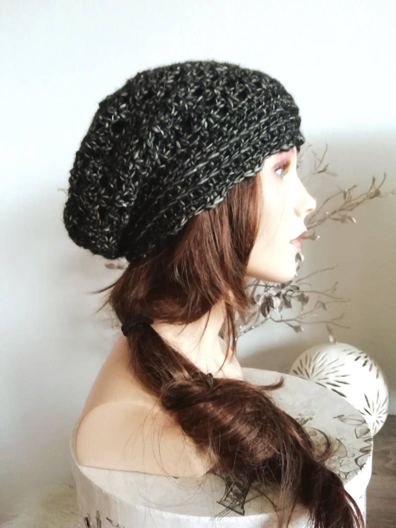 Schwarze Damen Mütze, Herbst Beanie, Schwarz-Meliert Beanie Mit Wellenrand, Mütze Gehäkelt, Strickmütze Boho Hippy Style, Strickbeanie von RosnicDesign