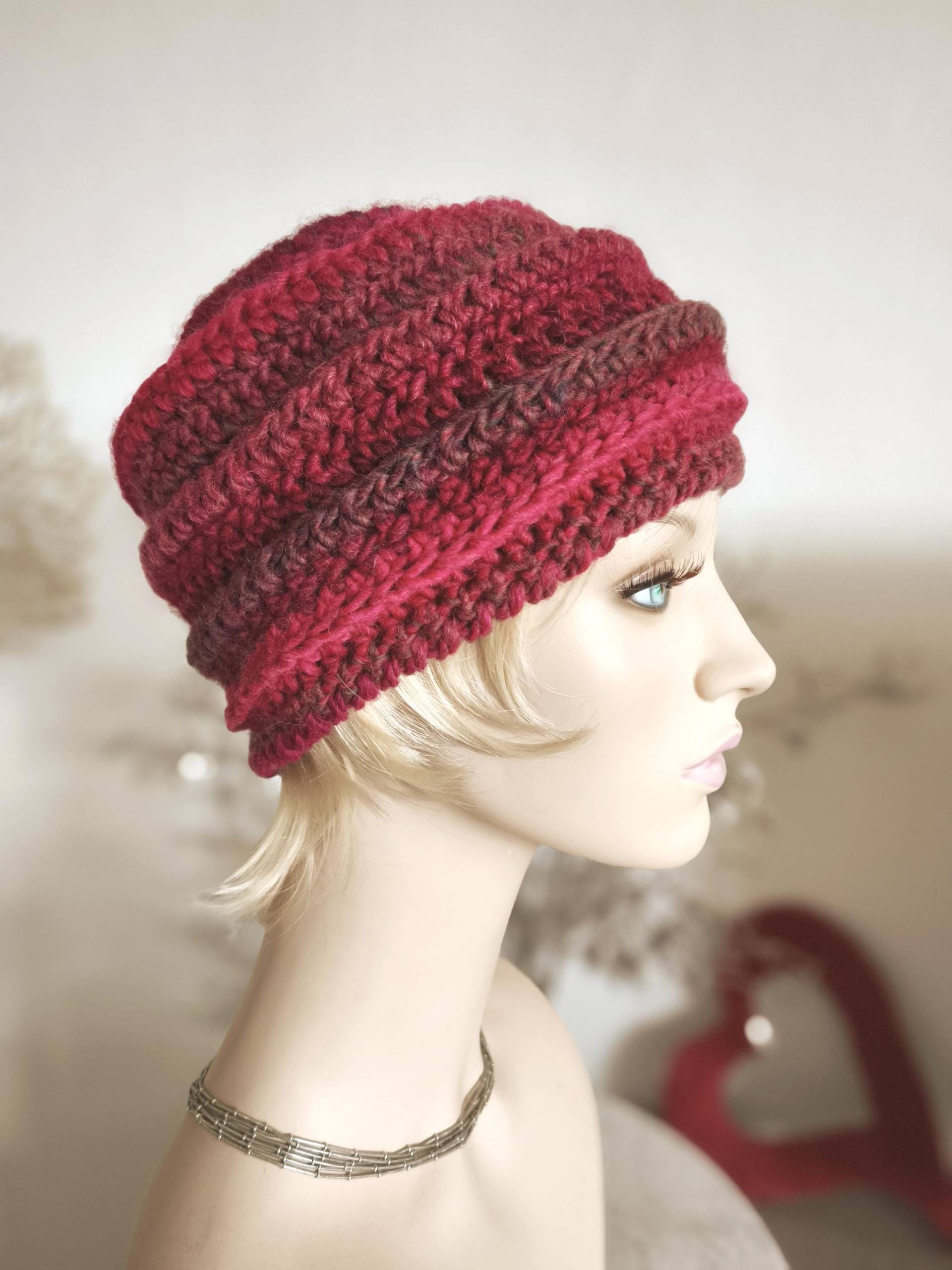 Warmer Eleganter Damenhut Rot Weinrot, Strickmütze, Gestrickte Frauen Beanie, Gehäkelte Wollmütze, Wintermütze, Hutmütze, Kirschrot von RosnicDesign