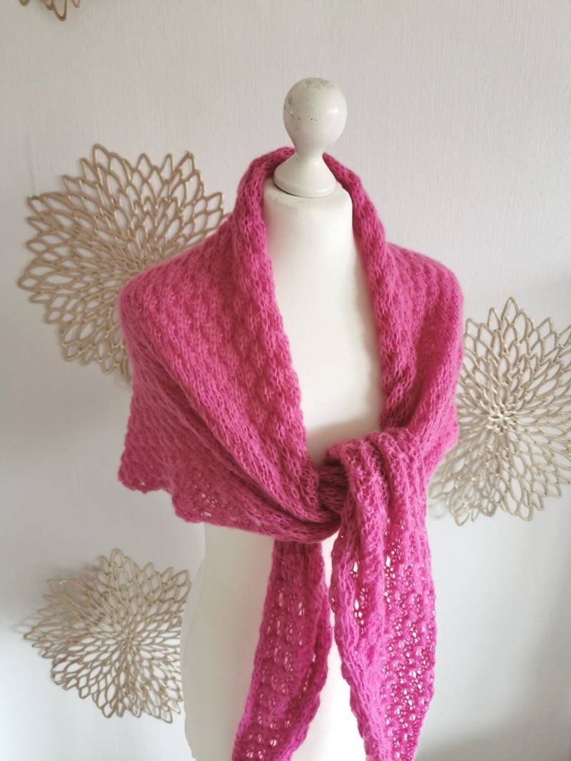 Weiches Dreieckstuch Pink, Federleichtes Halstuch, Damen Wickelschal, Gestrickte Tücher in Kratzfreie Strickstola, Strickschal von RosnicDesign