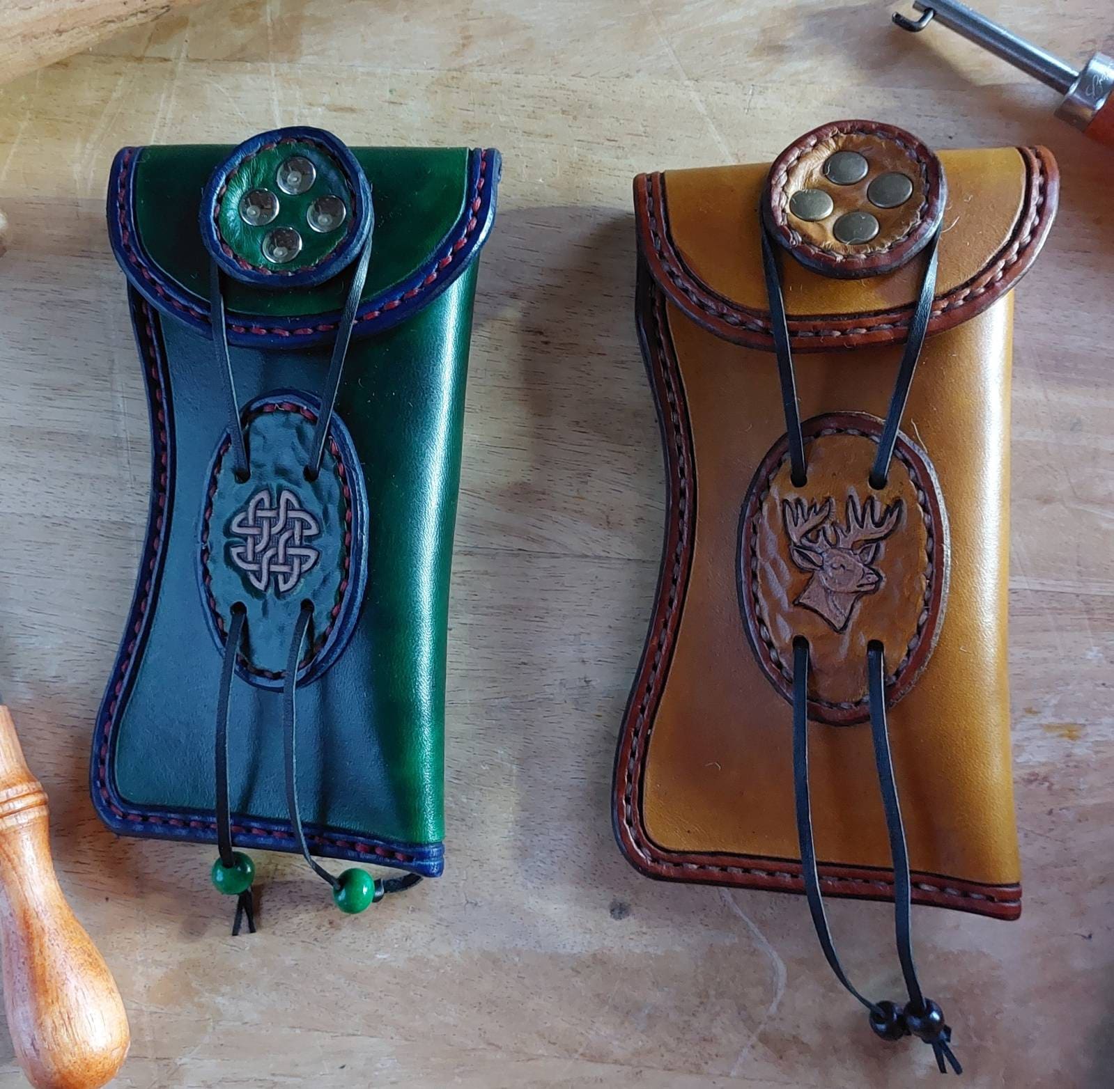Brillenetuis in Verschiedenen Farben Und Stempeln Erhältlich Brillenetuis in Verschiedenen Farben Und Stempeln Erhältlich von RossLeatherandWood