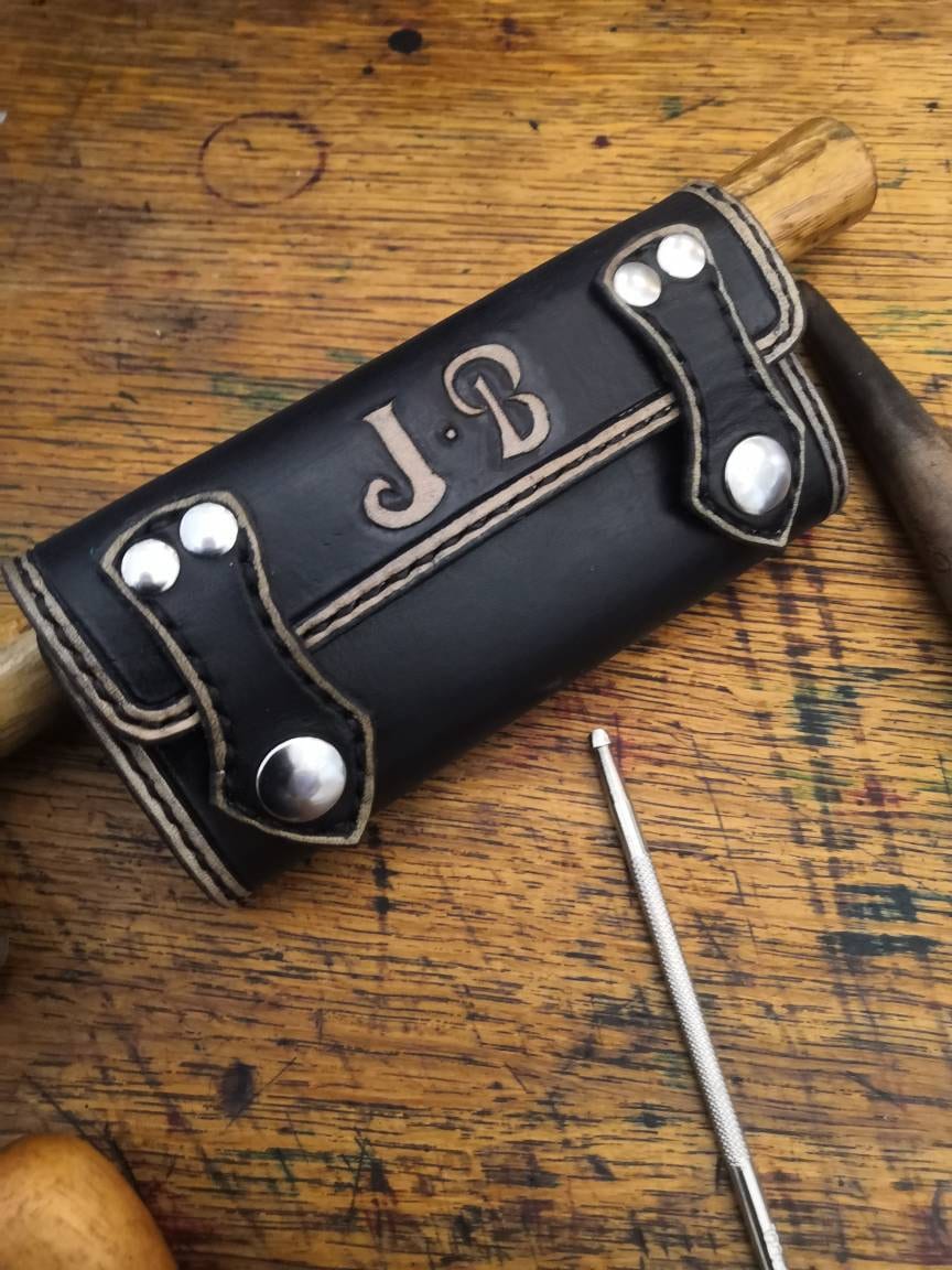 Darts Beutel, Kann Mit Personalisierten Schnitzerei Auf Bestellung Gefertigt Werden Darts Beutel, Kann Mit Personalisierten Schnitzerei Auf Bestellung Gefertigt Werden von RossLeatherandWood