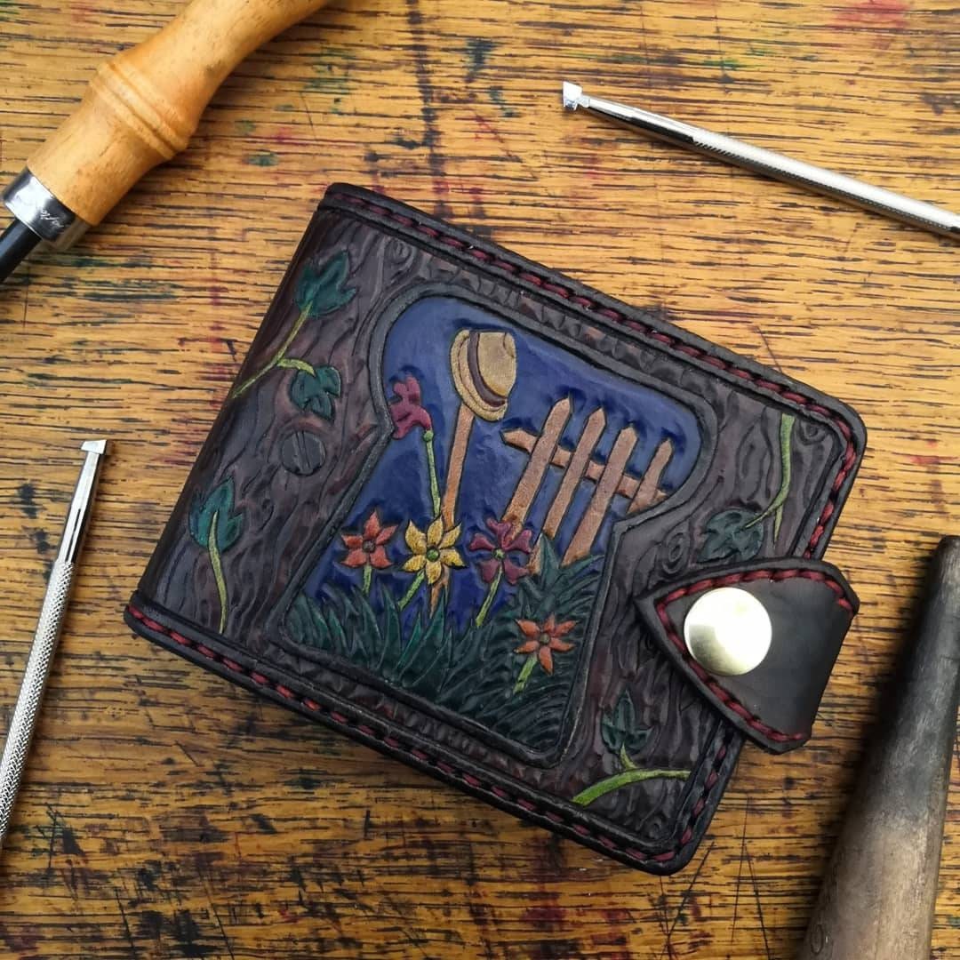 Einzigartige Geldbörse. Leder Geldbeutel, Portemonnaie, Garten Thema, Geschenk Für Sie, Ihn. Handgemacht, Geschnitzt Und Bemalt Einzigartige Geldbörse. Leder Geldbeutel, Portemonnaie, Garten Thema, Geschenk Für Sie, Ihn. Handgemacht, Geschnitzt Und Bemalt von RossLeatherandWood
