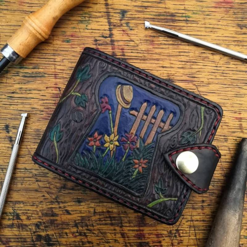 Einzigartige Geldbörse. Leder Geldbeutel, Portemonnaie, Garten Thema, Geschenk Für Sie, Ihn. Handgemacht, Geschnitzt Und Bemalt Einzigartige Geldbörse. Leder Geldbeutel, Portemonnaie, Garten Thema, Geschenk Für Sie, Ihn. Handgemacht, Geschnitzt Und Bemalt von RossLeatherandWood