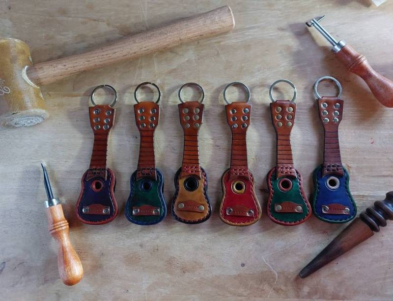 Handgemachter Gitarren - Schlüsselanhänger Aus Leder Mit Plektrum Tasche Handgemachter Gitarren - Schlüsselanhänger Aus Leder Mit Plektrum Tasche von RossLeatherandWood