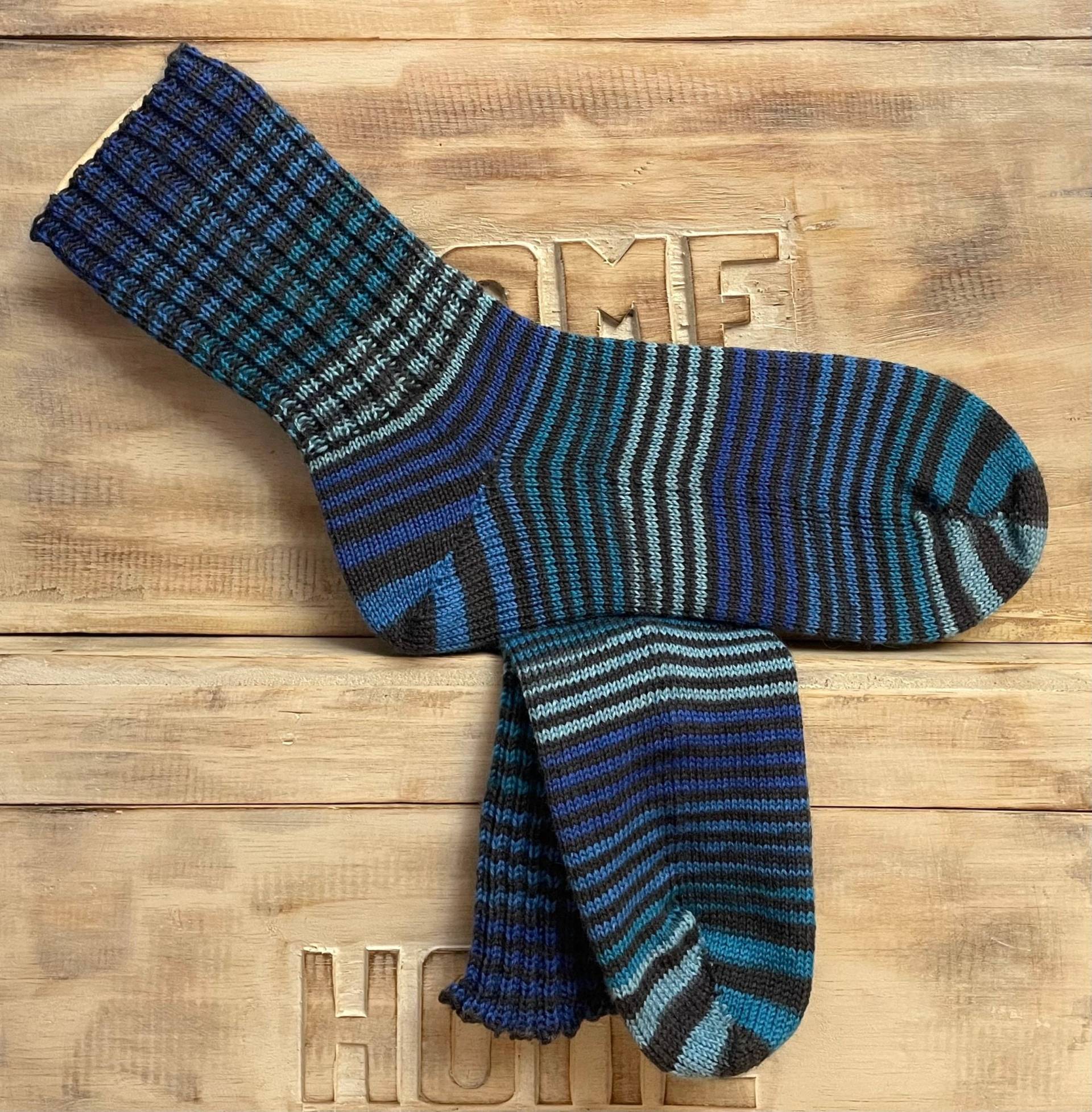 Handgefertigte Socken Aus 4 Fädiger Sockenwolle, Größe 44 - 45 Handgefertigte Socken Aus 4 Fädiger Sockenwolle, Größe 44 - 45 von RoswithaBliem