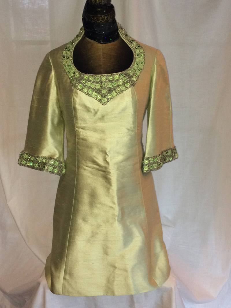 Vintage 1960S Kleid Aus Shantung Seide Perlenbesetztes Grünes Abendkleid Vintage 1960S Kleid Aus Shantung Seide Perlenbesetztes Grünes Abendkleid von RosysClosetCanada