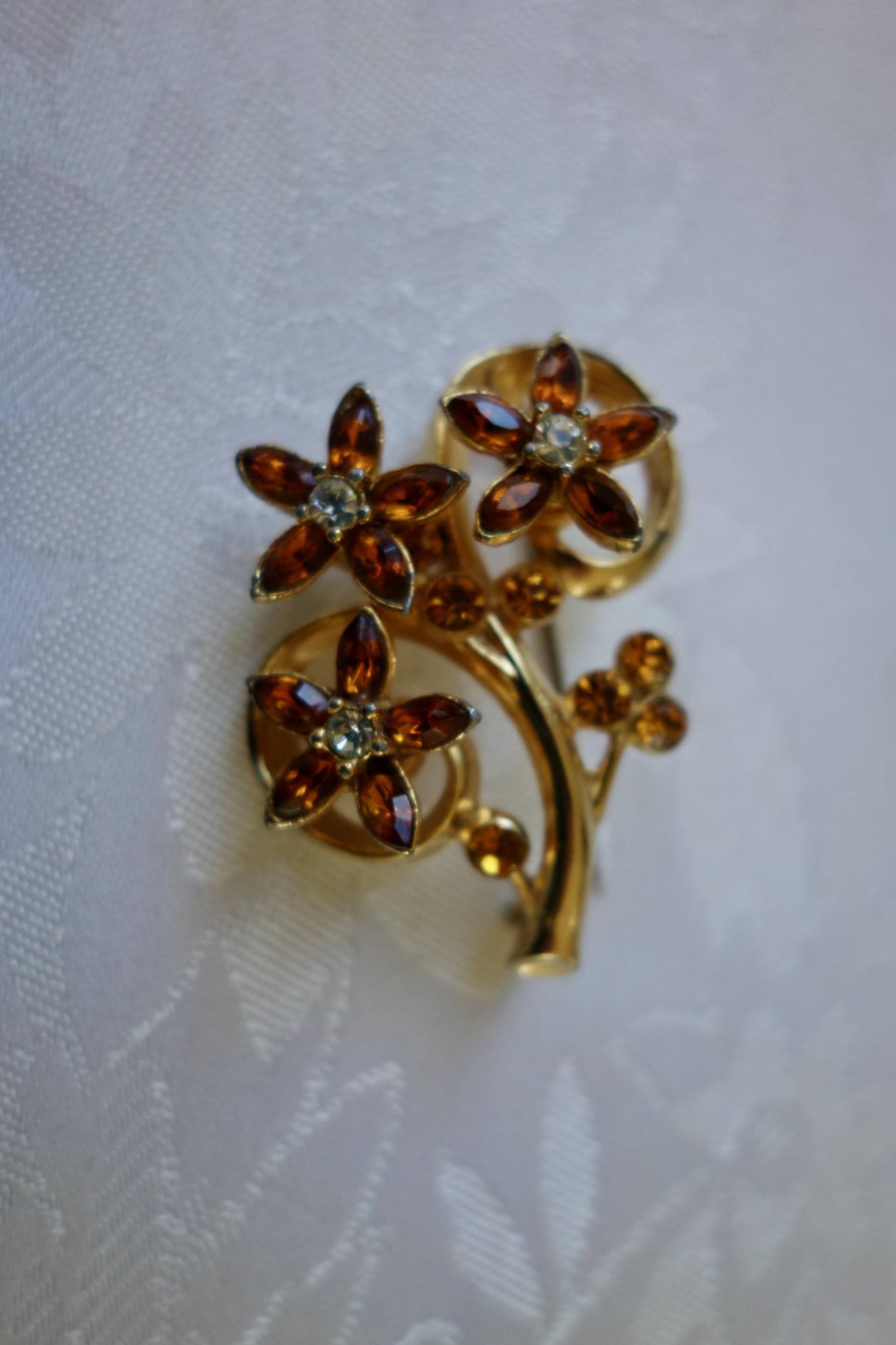 Vintage Strass Brosche Pin Bernstein Gold Ton Broschen Pins Vintage Strass Brosche Pin Bernstein Gold Ton Broschen Pins von RosysCozyCorner