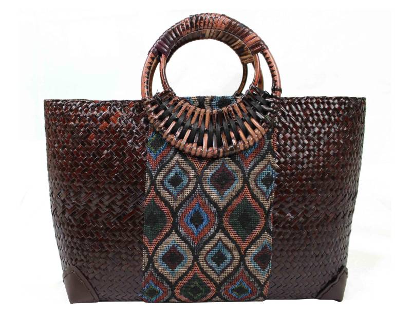 strohtasche in Weinrot Tasche Handtasche Einkaufstasche Für Freizeit Shopping Und Altag Mit Henkel Aus Holz Innefutter von RotfuchsOnlineShop
