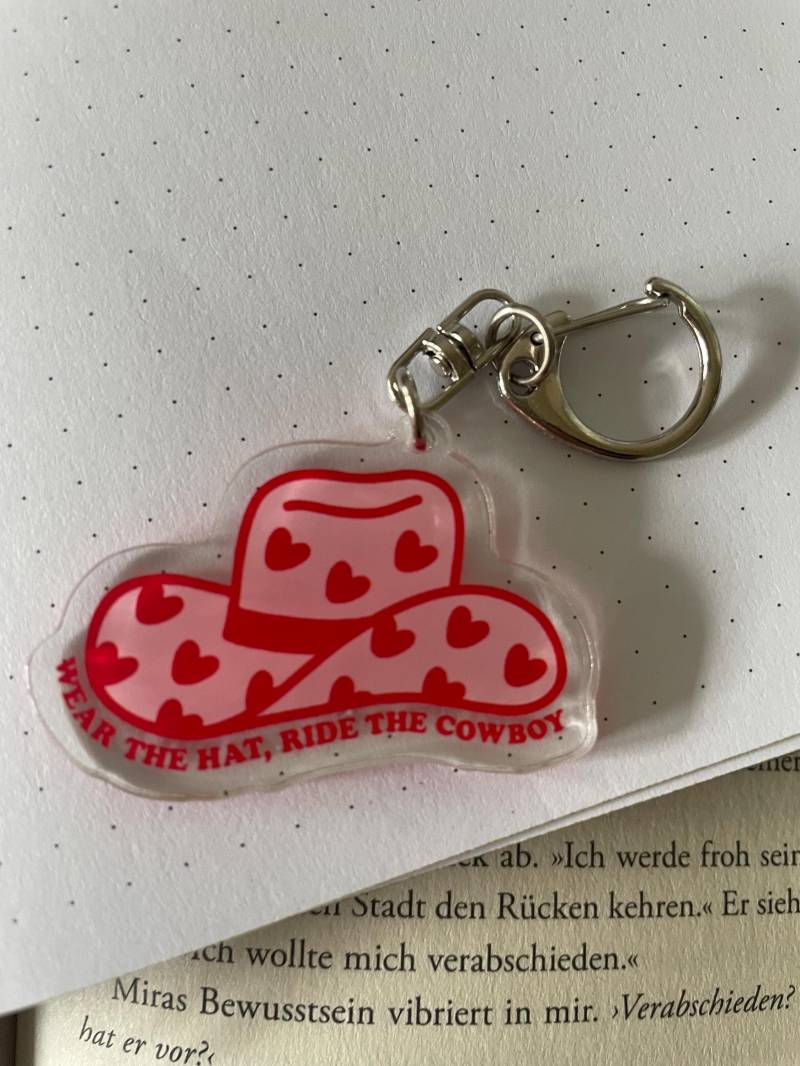 Cowboy Hut Schlüsselanhänger - Wear The Hat Ride Western Accessoire Geschenk Für Romance & Booktok Fans Pink Acryl Keychain Cowboy Hut Schlüsselanhänger - Wear The Hat Ride Western Accessoire Geschenk Für Romance & Booktok Fans Pink Acryl Keychain von RothholzAtelier