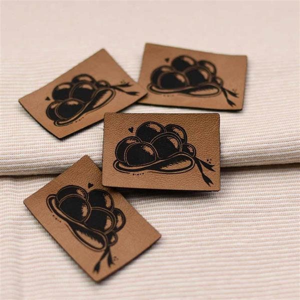 Label Aufnäher Kunstleder Bollenhut von Rotkaehlchen