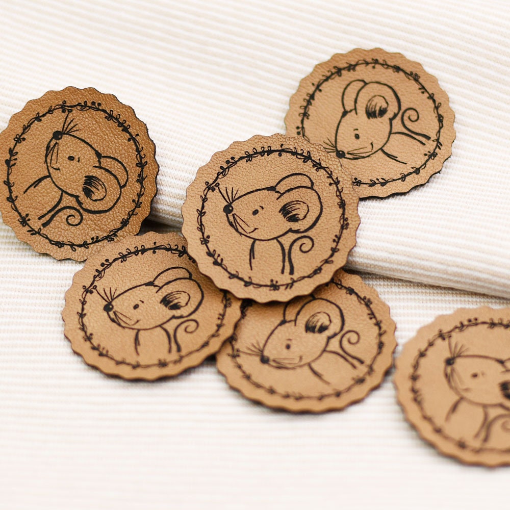 Label Aufnäher Kunstleder Button Maus Label Aufnäher Kunstleder Button Maus von Rotkaehlchen